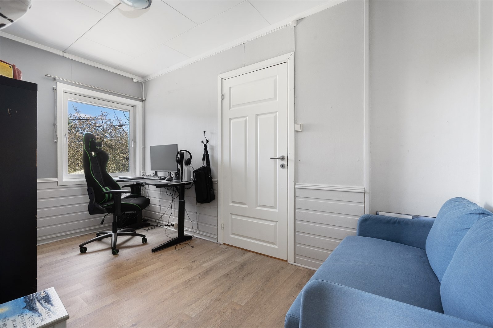 Et av de tre soverommene i andre etasje, med god plass til både seng og arbeids- eller lekeplass. Galleribilde