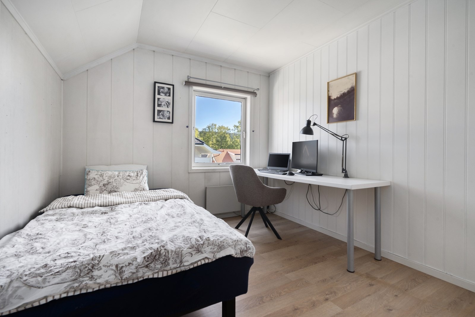 Romslig soverom med plass til både seng og skrivebord. Galleribilde
