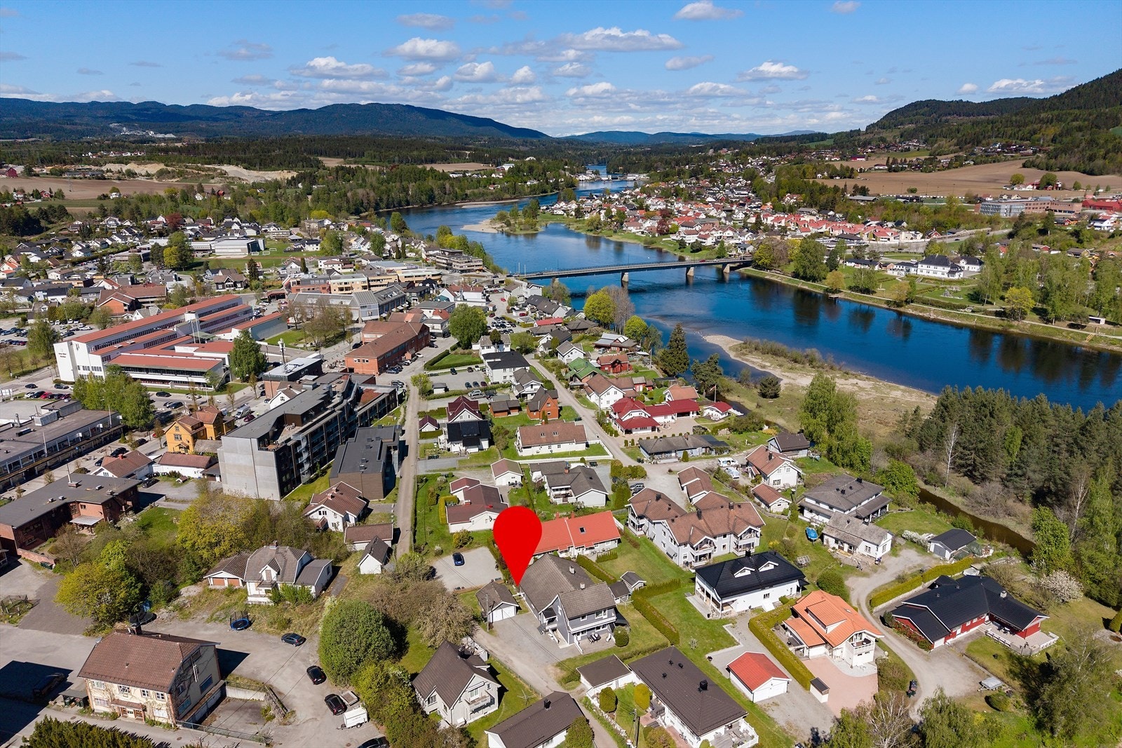 Med 5 minutters gange til Hokksund stasjon er det effektiv kommunikasjon med tog mot Drammen, Kongsberg og Oslo. Galleribilde