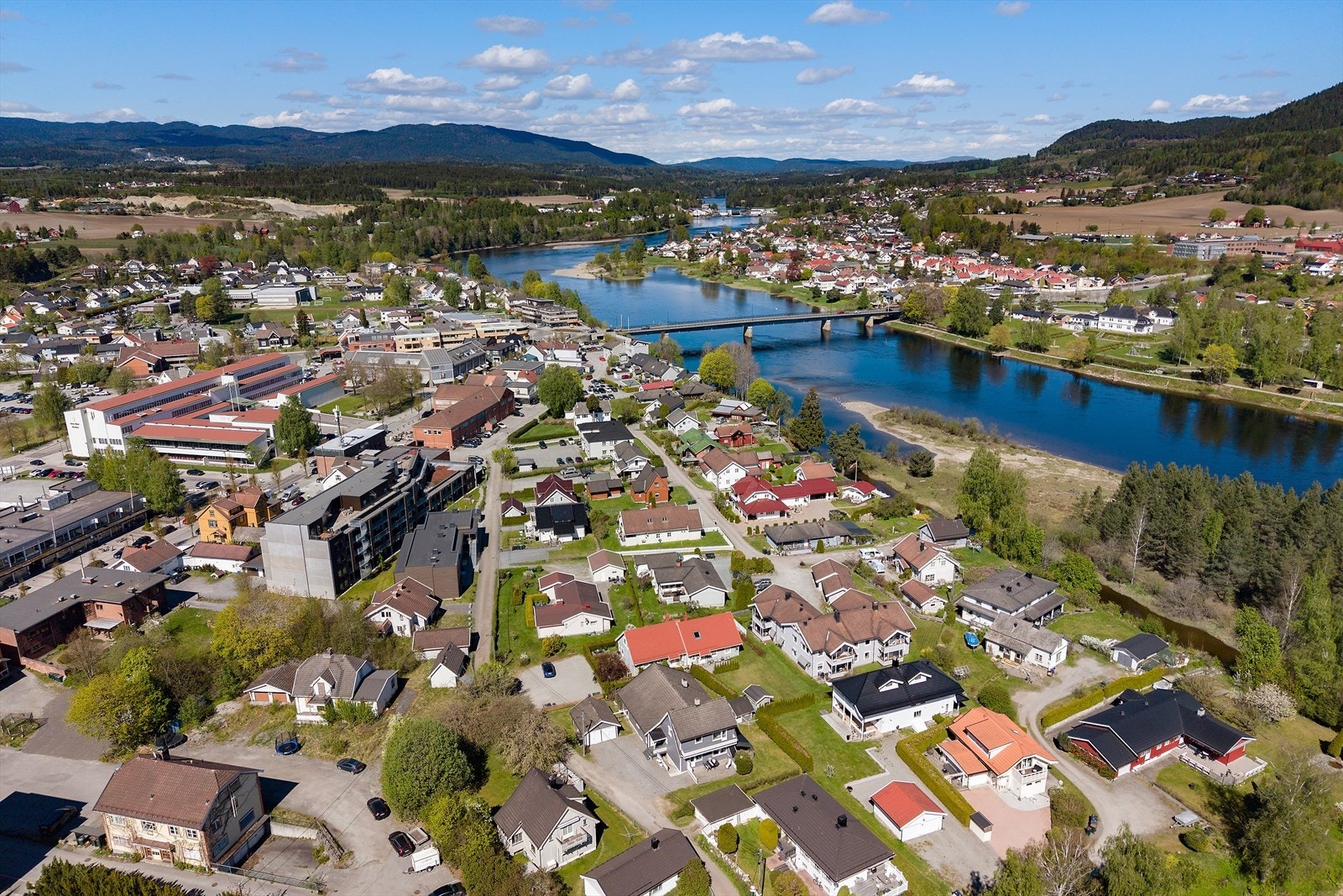 Med 5 minutters gange til Hokksund stasjon er det effektiv kommunikasjon med tog mot Drammen, Kongsberg og Oslo. Galleribilde