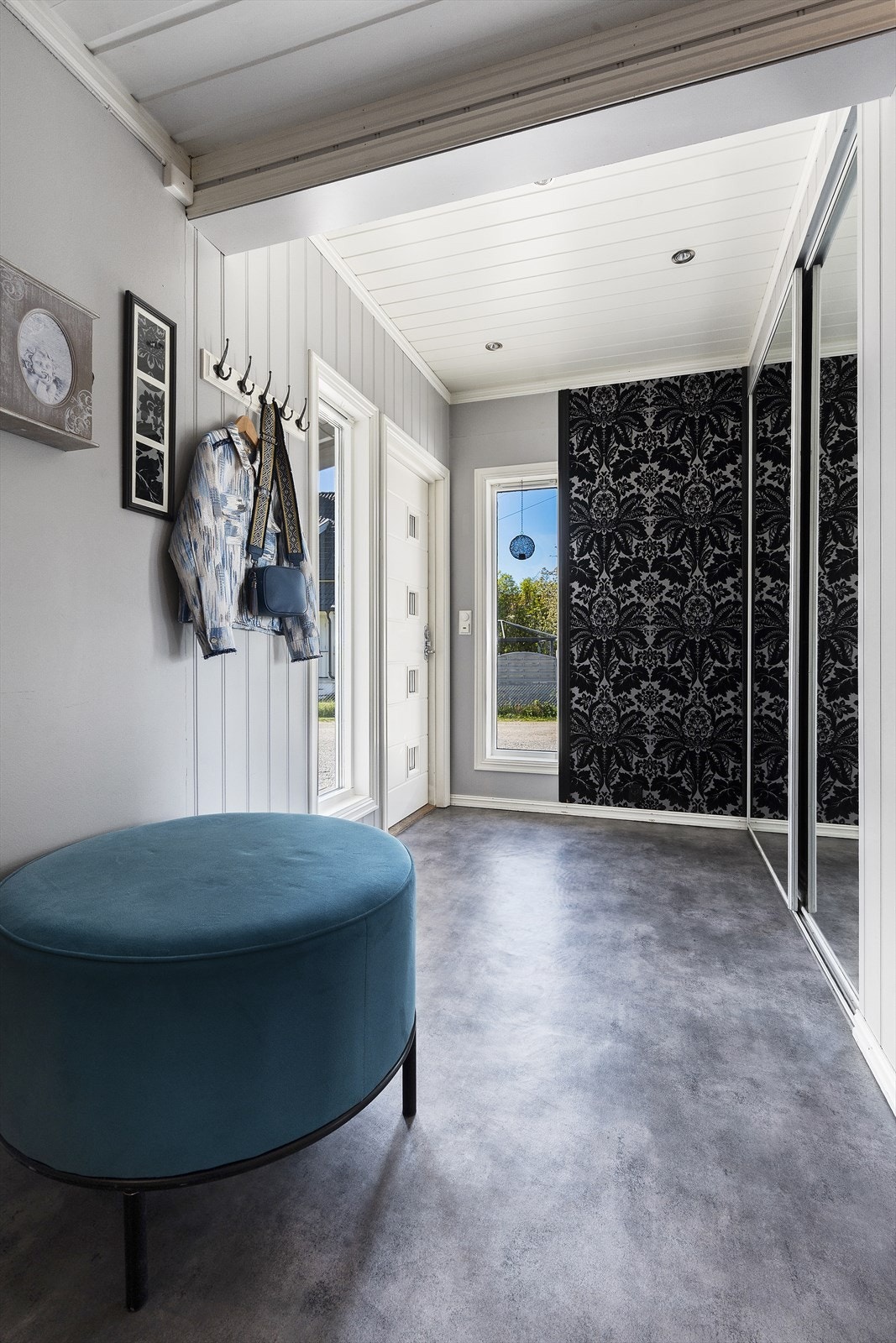 En romslig entré ønsker velkommen inn, med en praktisk skyvedørsgarderobe for effektiv oppbevaring av yttertøy. Galleribilde