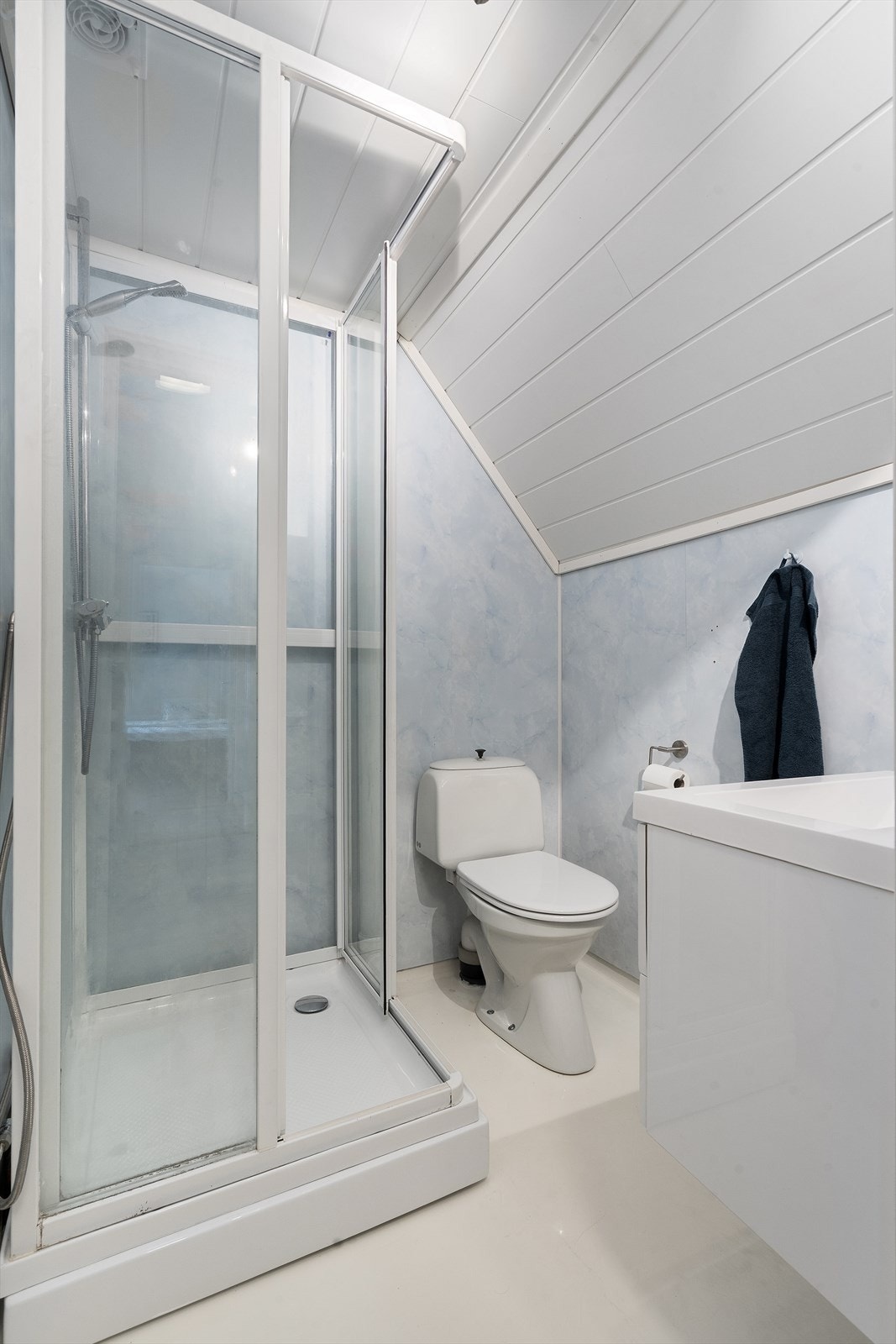 Badet i andre etasje er utstyrt med dusjkabinett, gulvmontert toalett og servant med underskap. Galleribilde