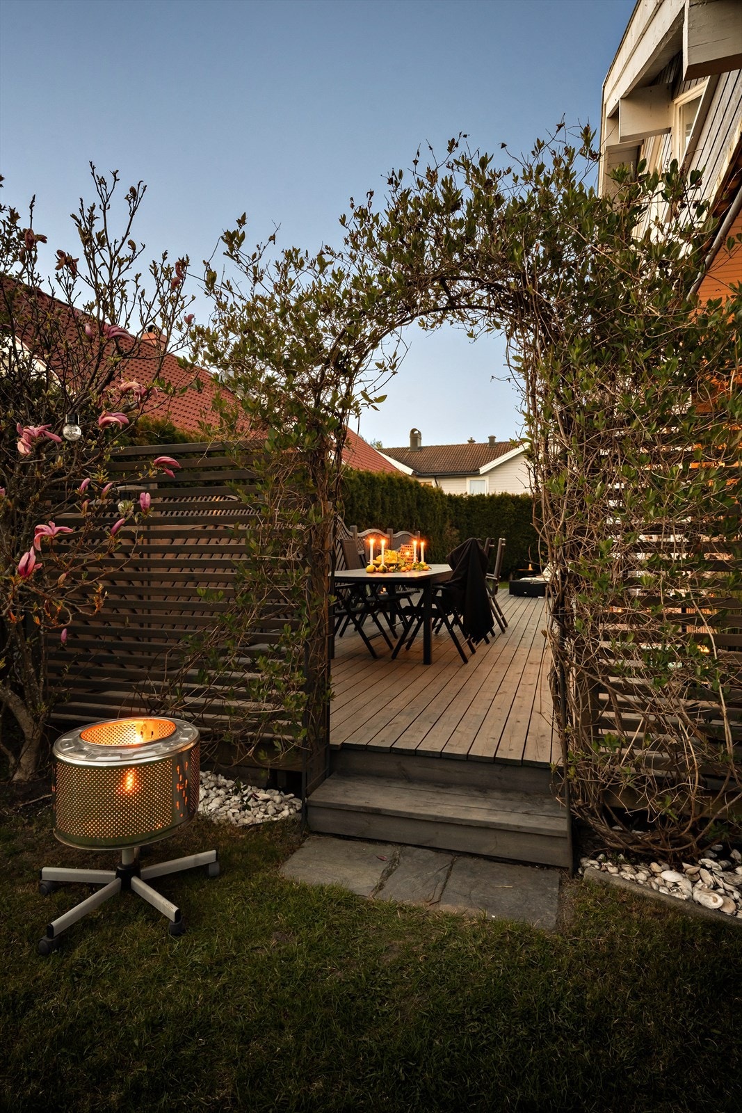 Hagen er opparbeidet med plen og beplantning, og har flere lune soner for utendørs hygge. Galleribilde