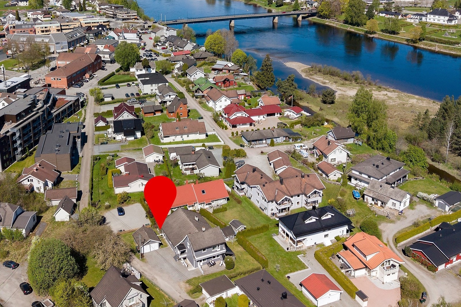 Med 5 minutters gange til Hokksund stasjon er det effektiv kommunikasjon med tog mot Drammen, Kongsberg og Oslo. Galleribilde