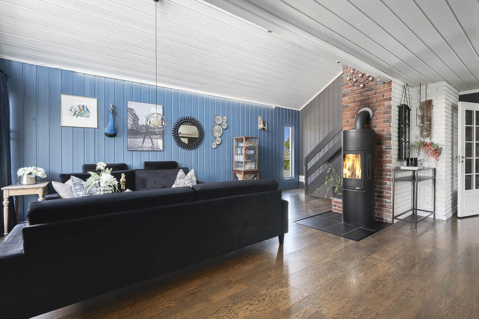 Et moderne ildsted, gir både effektiv varme og et hyggelig samlingspunkt i stuen. Galleribilde