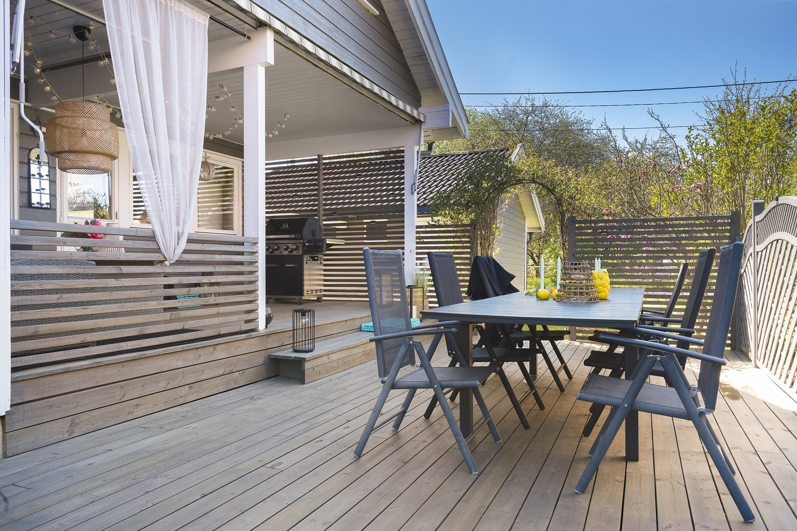 En hyggelig og skjermet terrasse der lange sommerkvelder kan nytes i gode venners lag. Galleribilde