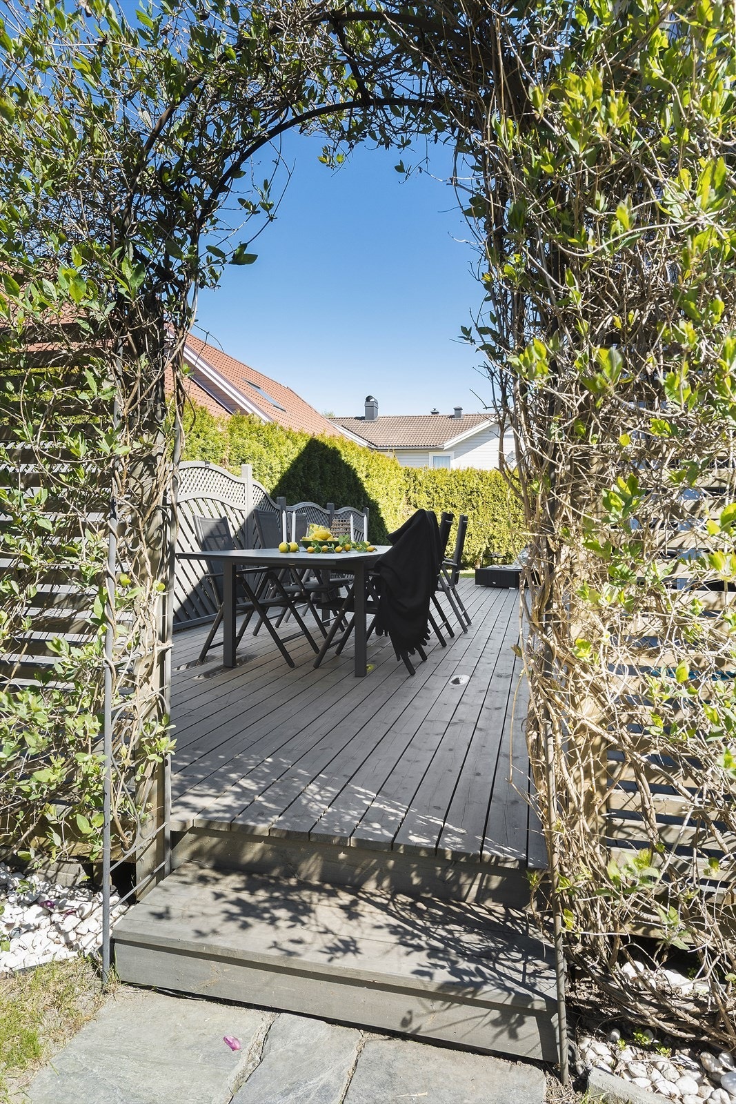 En sjarmerende portal i hagen leder inn til en av de mange uteplassene. Galleribilde
