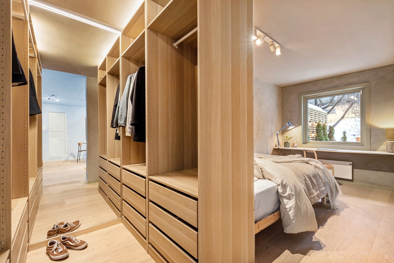 Omkledningsrom med god oppbevaringsmuligheter (garderobeinnredning montert i 2023). Galleribilde