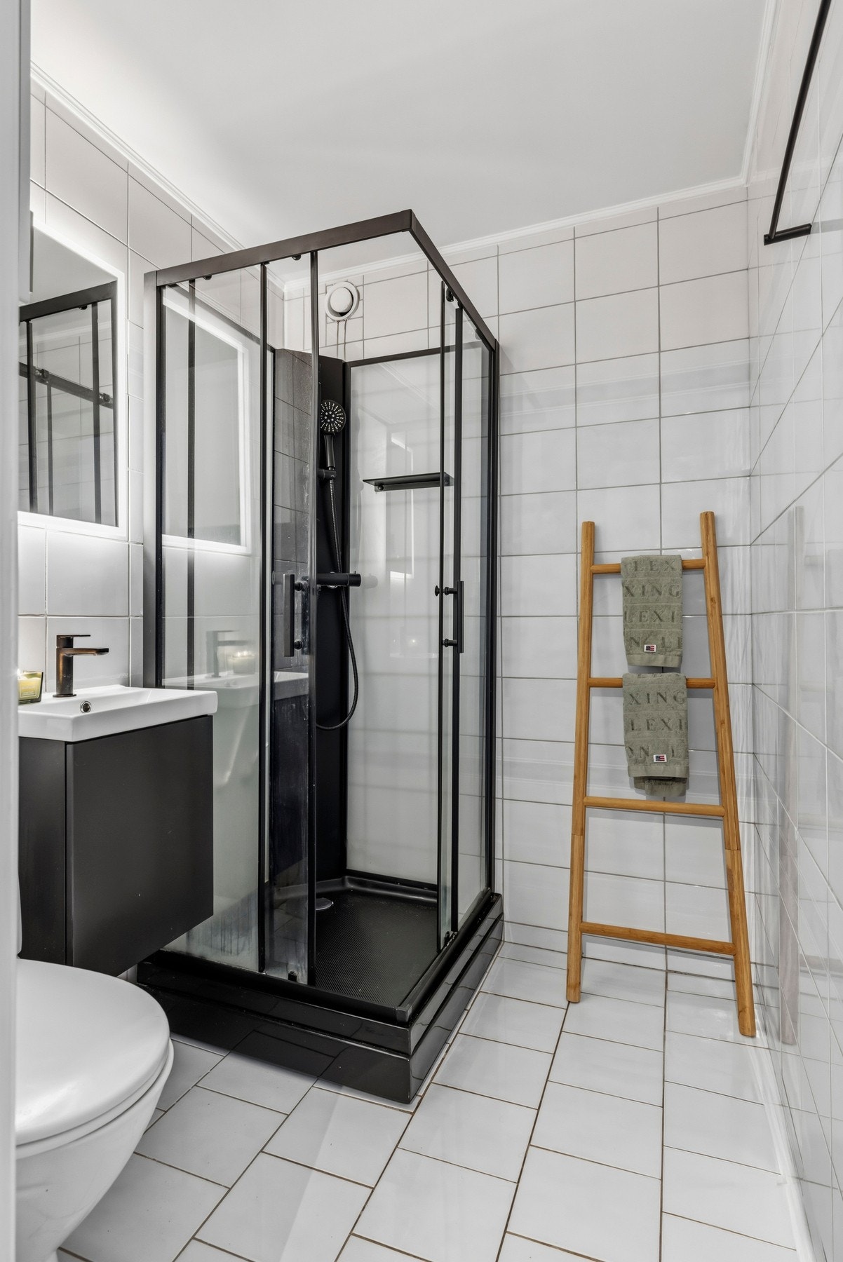 Pent, flislagt bad med gulvvarme. Galleribilde