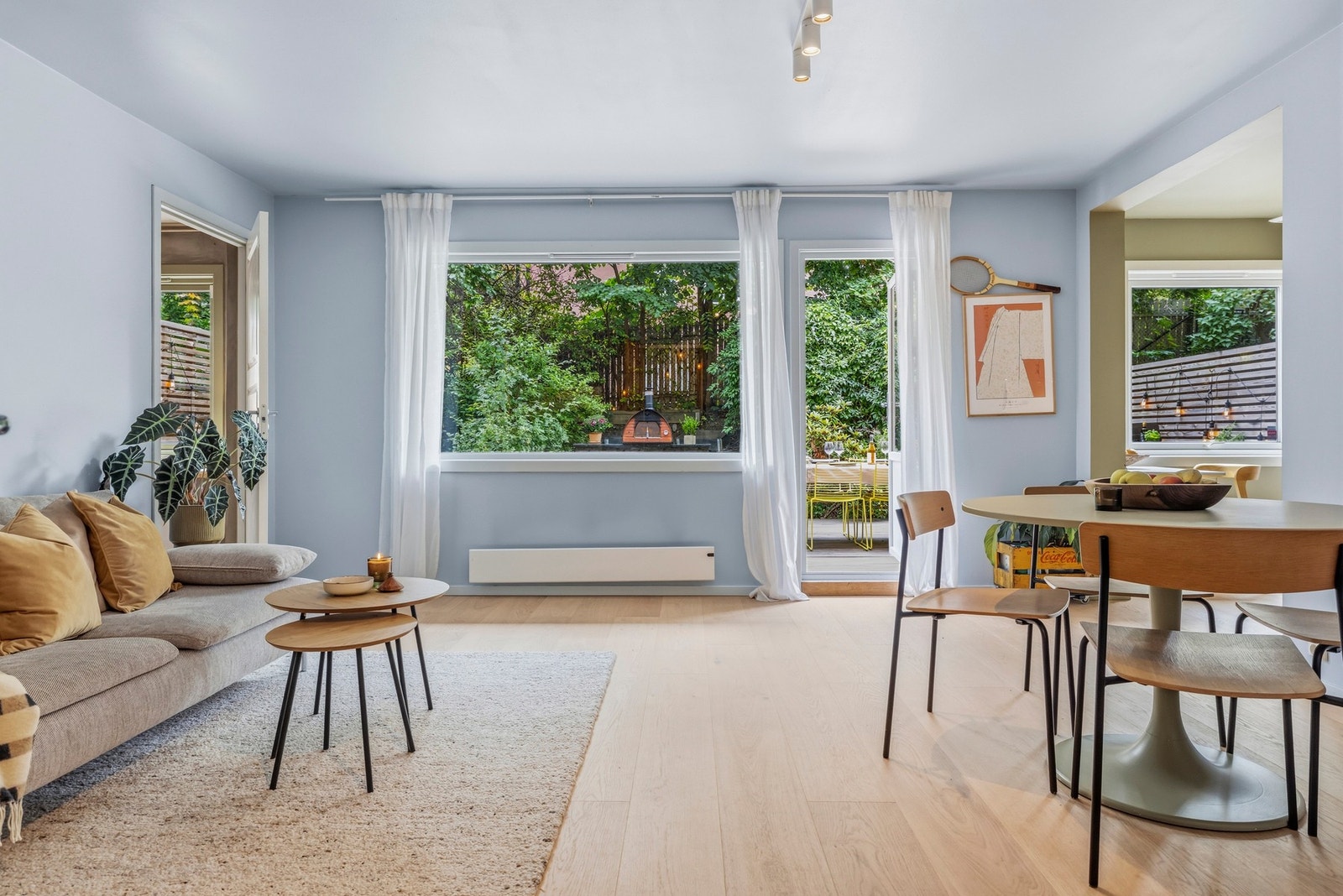 Stuen er både lys og hyggelig, og med nydelig utsyn mot frodige omgivelser. Galleribilde