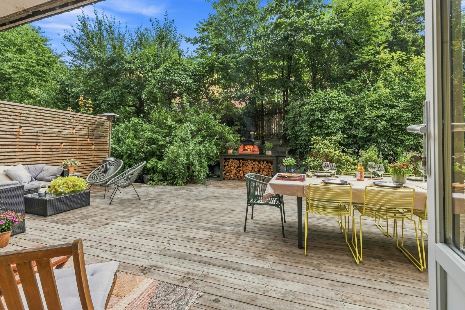En innbydende uteplass med privat atmosfære, perfekt for alt fra morgenkaffen til sene sommerkvelder. Galleribilde