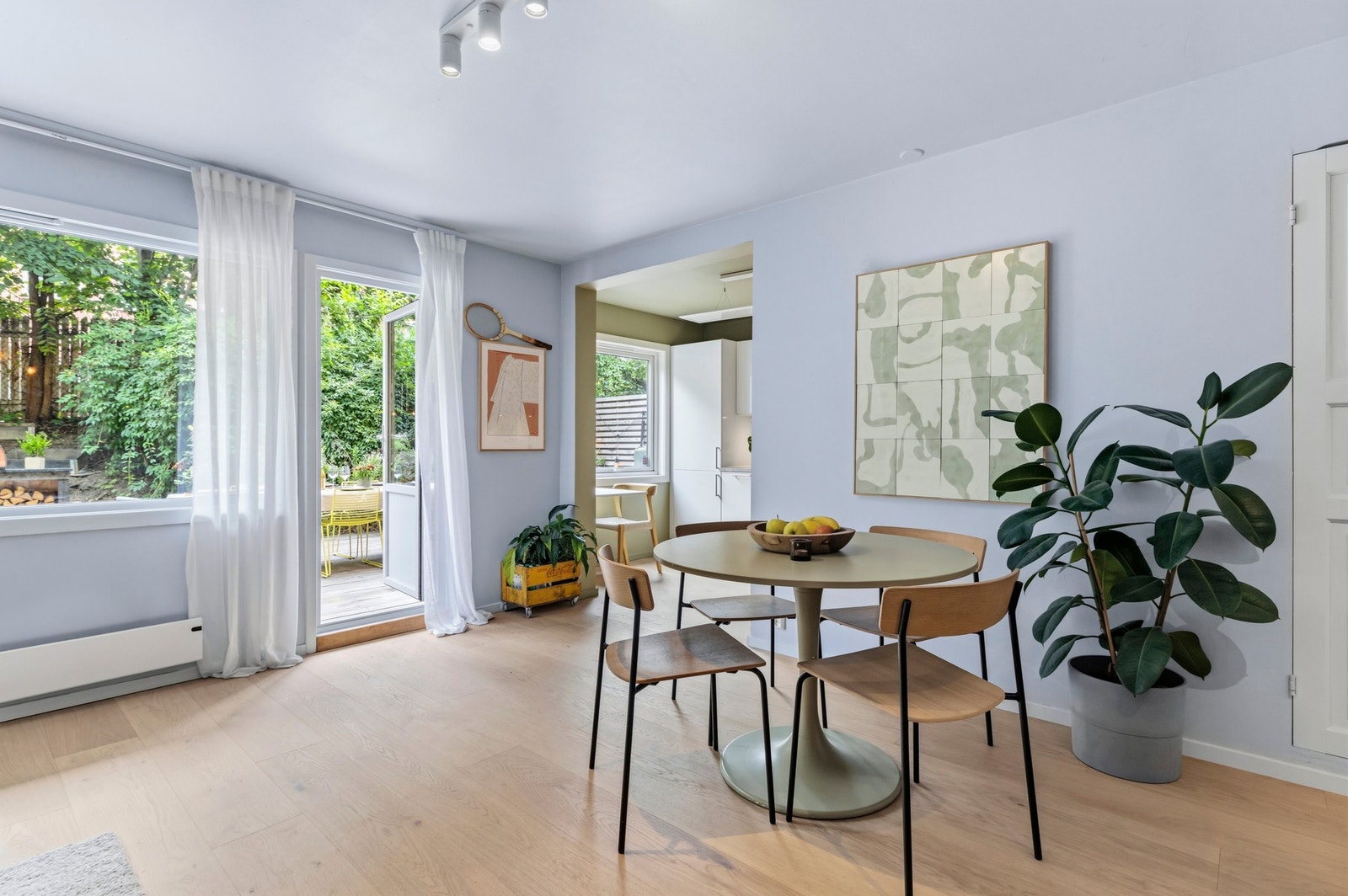 De store vindusflatene er selve prikken over i-en, og gir en svært god følelse i leiligheten. Galleribilde