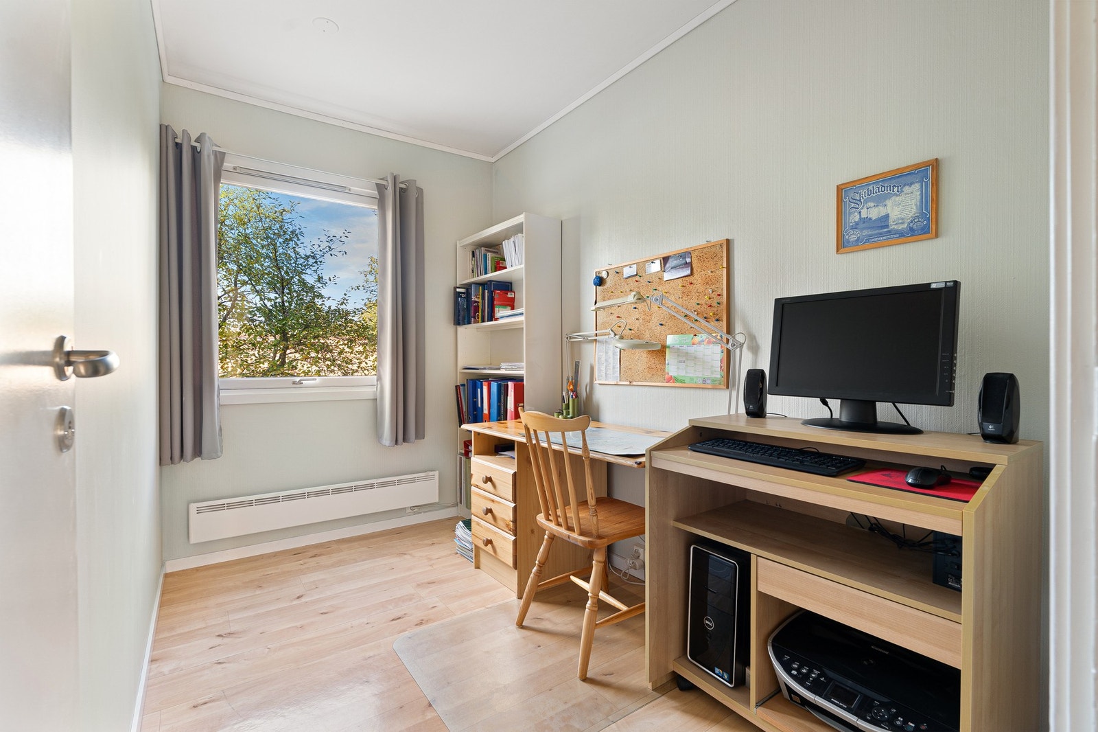 Det er mulig å ta ned lettveggen mellom soverommene til fordel for et større. Galleribilde