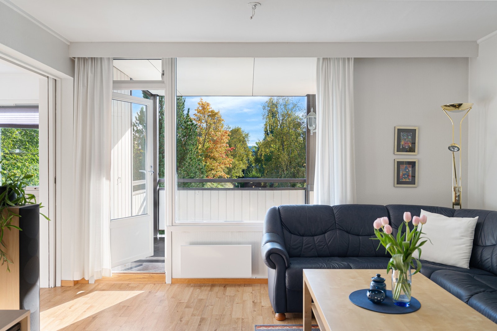 Fra stue er det utgang til solrik balkong vendt mot sør. Galleribilde