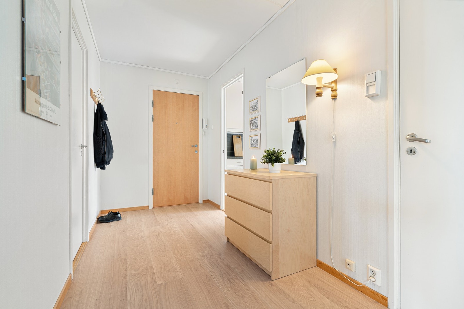 Innbydende inngangsparti med god plass til å henge fra seg sko og yttertøy. Galleribilde