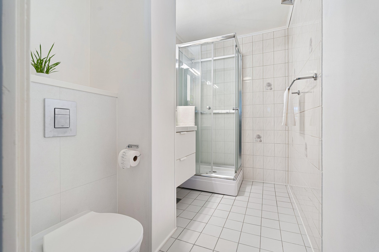 Lyst og stilrent bad på 4,2m² med alt man trenger. Galleribilde