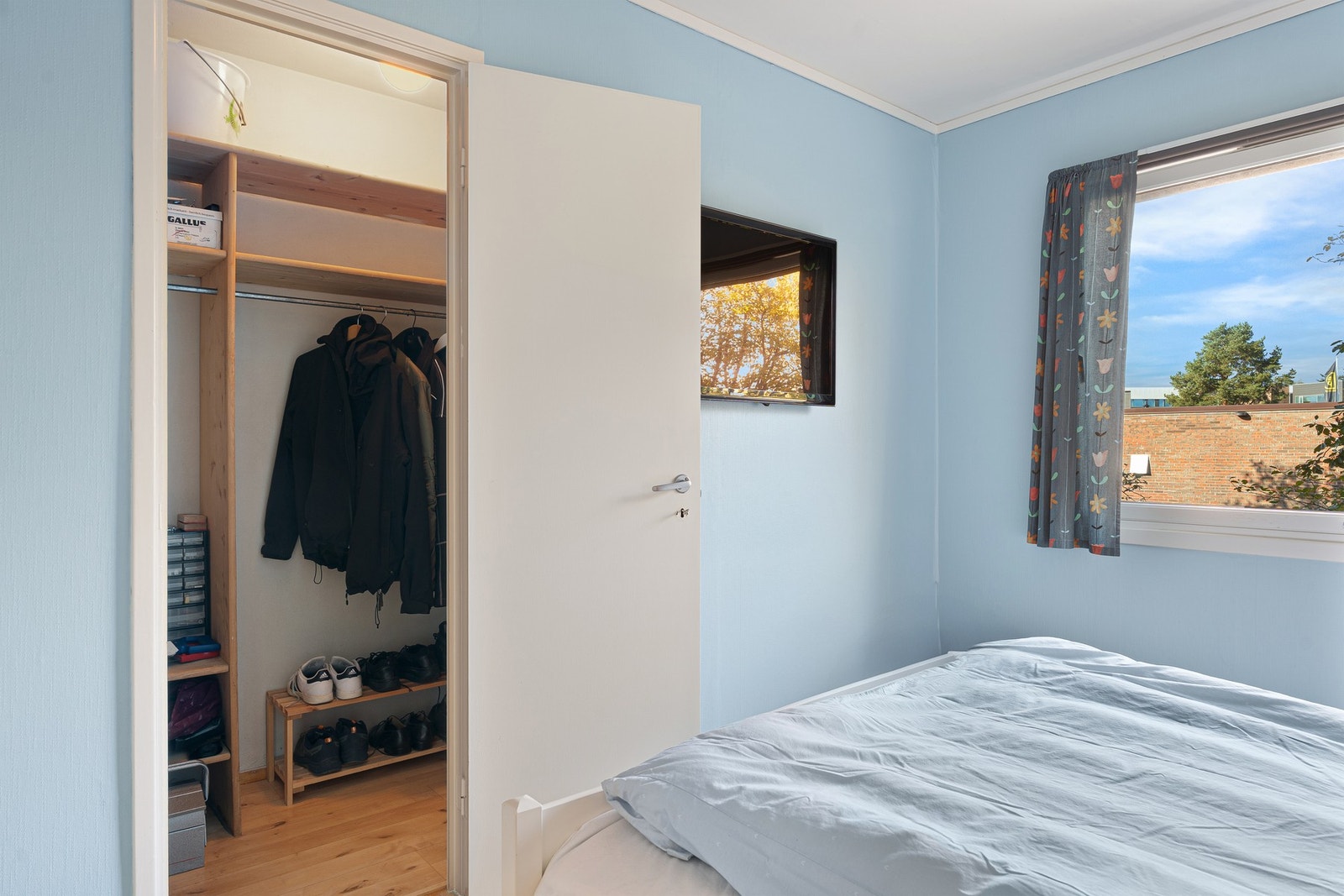 I tilknytting av soverommet er det walkin-closset. Galleribilde