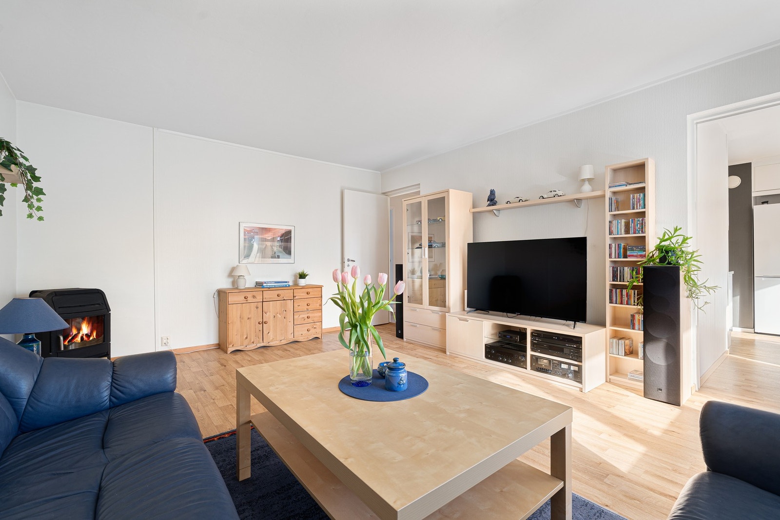 På stuen er det god plass til flere sittegrupper, stue- spise- og TV-bord. Galleribilde