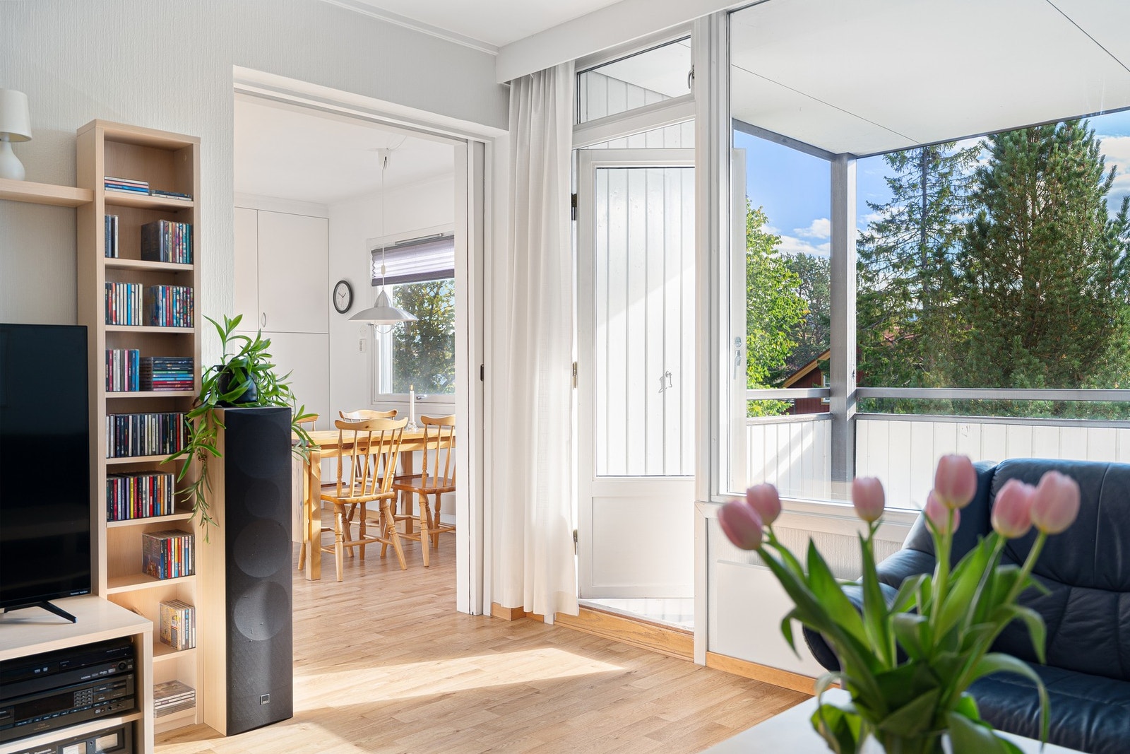 Store vindusflater som slipper inn rikelig med naturlig lys, noe som bidrar til en behagelig atmosfære. Galleribilde