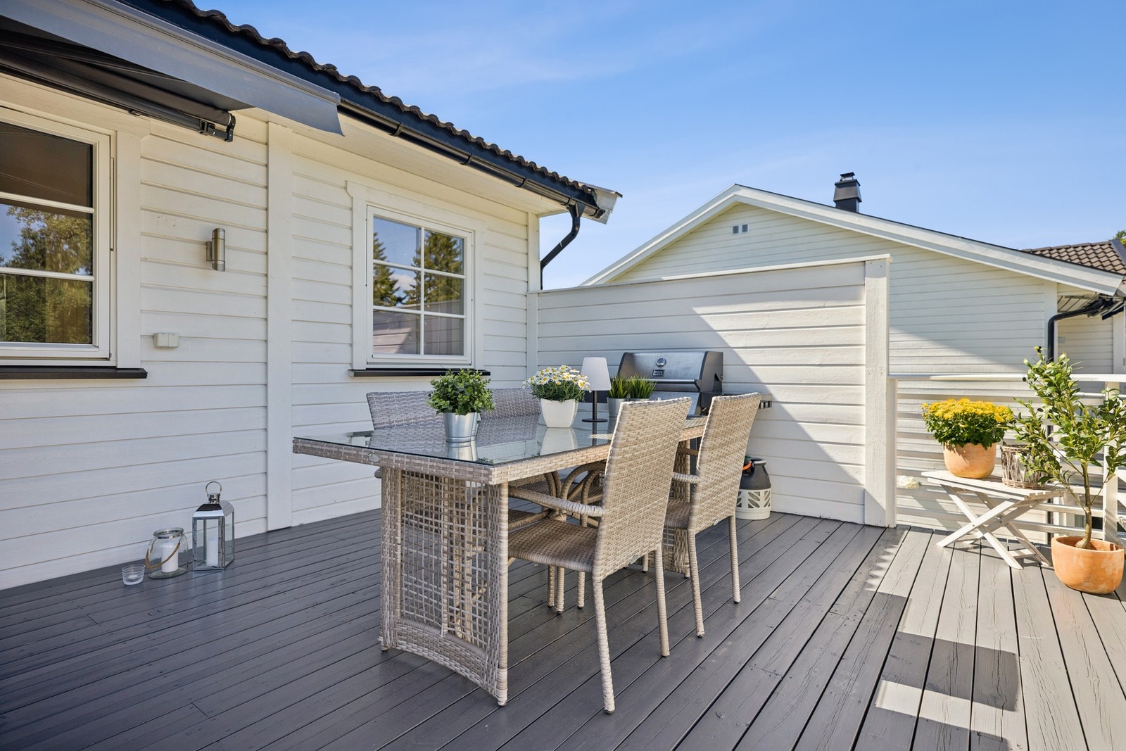 Terrassen har flere naturlige soner og god plass til en romslig spisegruppe - ideelt for grilling, selskap og avslappende dager i solen. Galleribilde