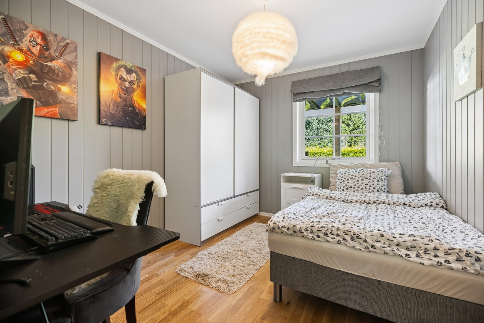 Praktisk soverom med god plass til både seng og skrivebord. Galleribilde