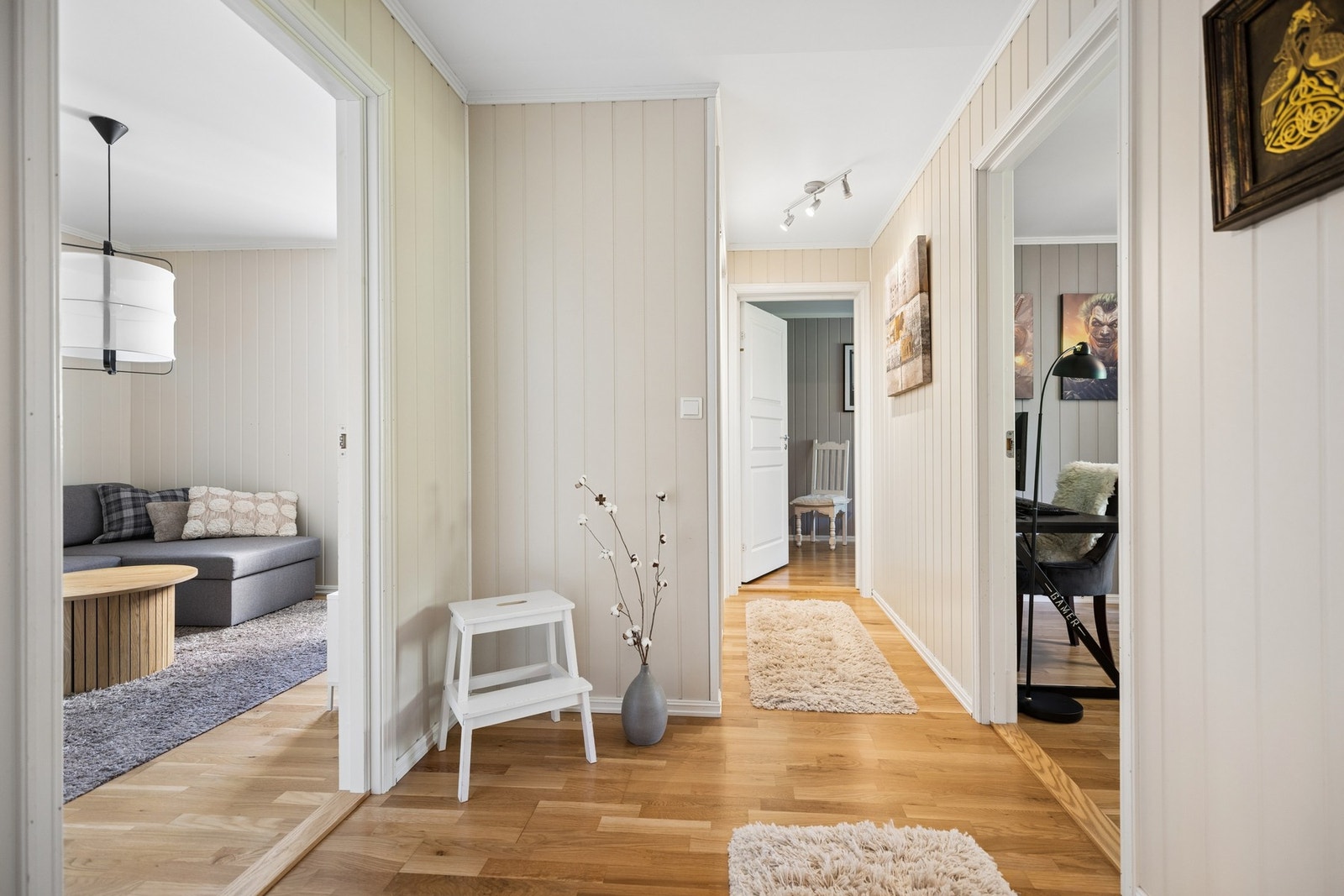 Lys og praktisk gang med adkomst til underetasjens øvrige rom. Galleribilde