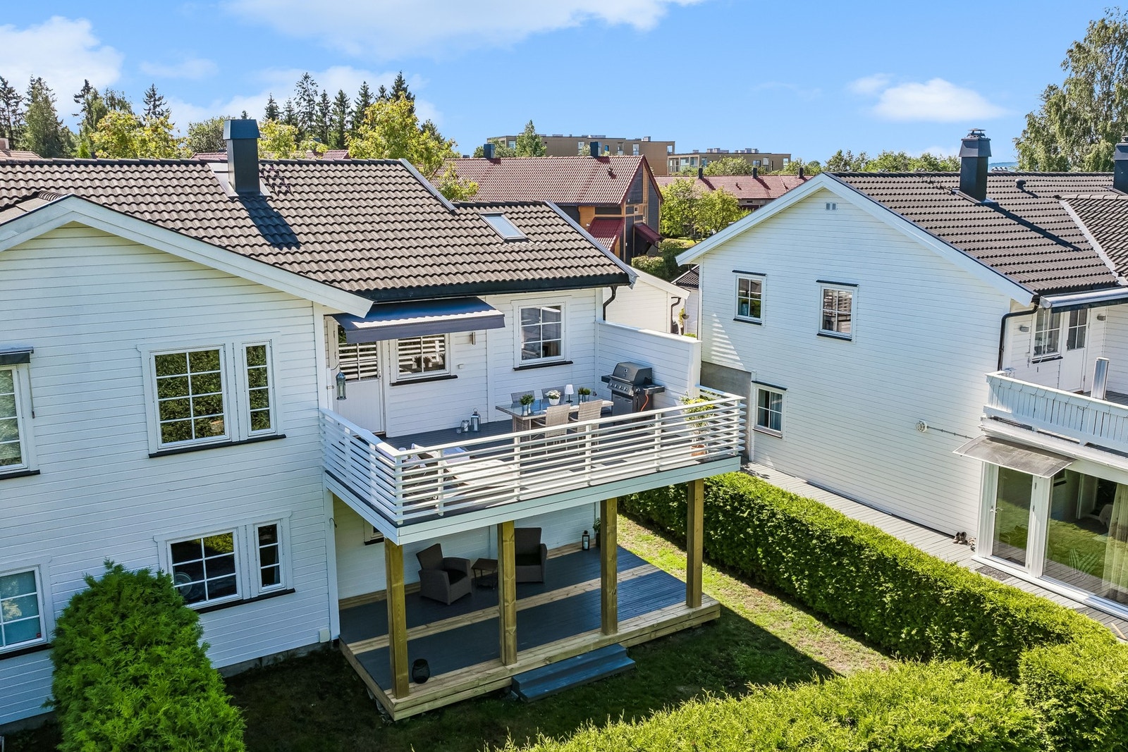 Solrik terrasse med god plass til hyggelige sommerdager. Galleribilde