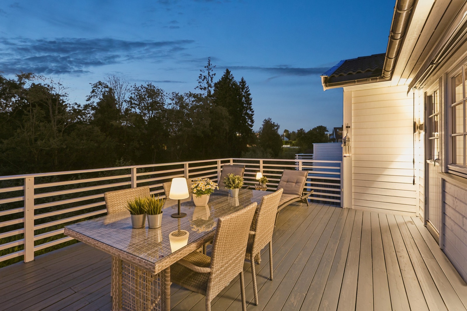 Den romslige terrassen blir en naturlig forlengelse av boligen i sommerhalvåret, med rikelig plass til både spisegruppe, grill og solsenger. Galleribilde