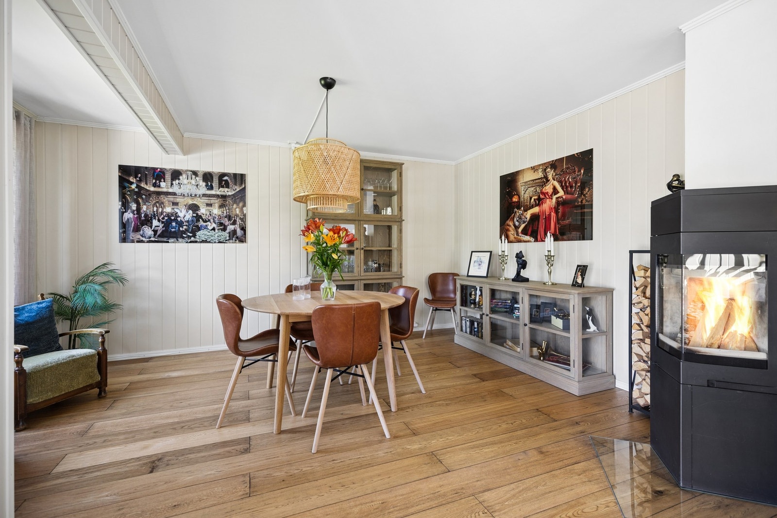 Spisestuen har en lun og innbydende atmosfære, med god plass til spisebord og et stilrent ildsted som skaper ekstra hygge på kjølige dager. Galleribilde