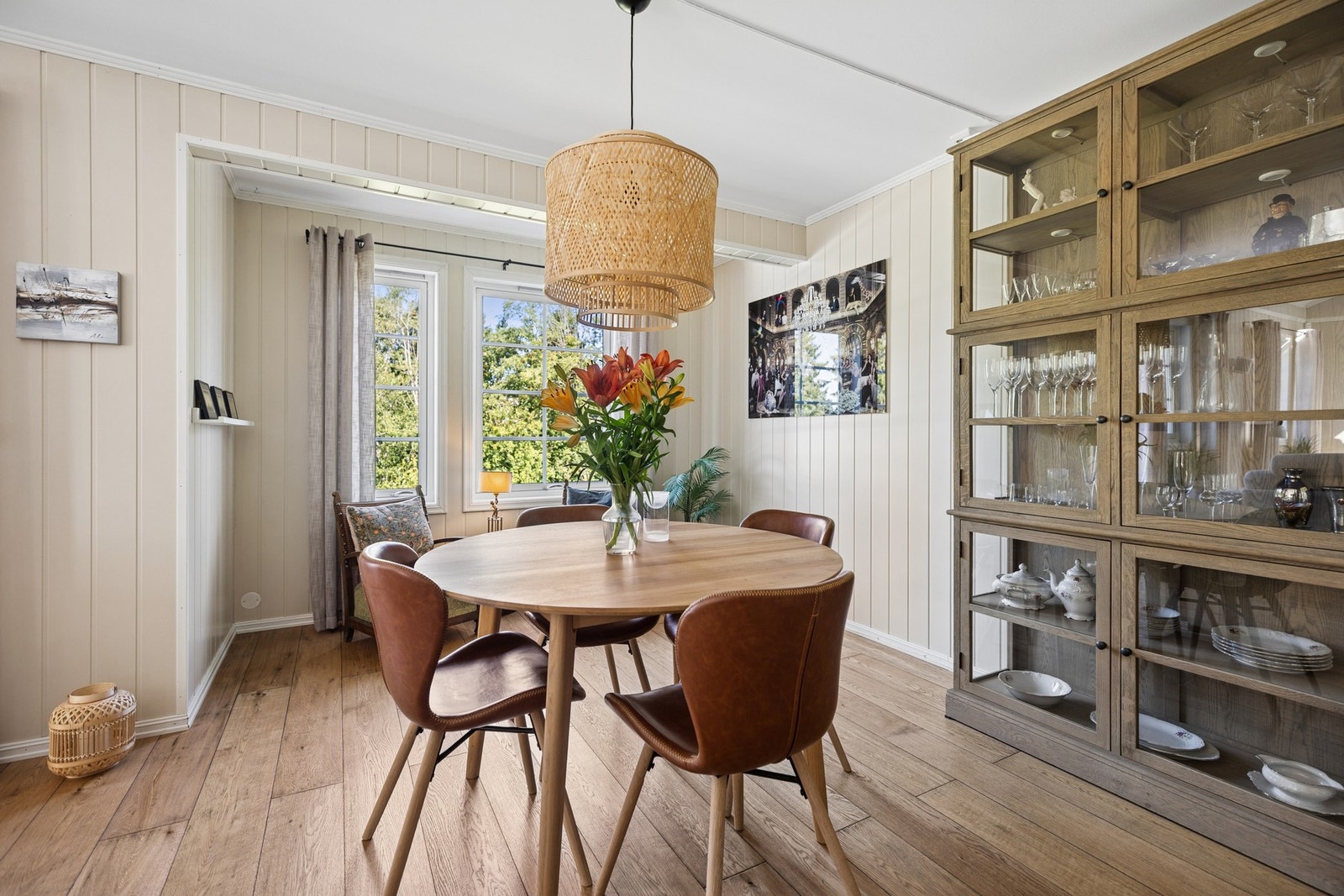 En hyggelig spiseplass med store vindusflater som slipper inn rikelig med naturlig lys og gir utsyn mot grønne omgivelser. Galleribilde