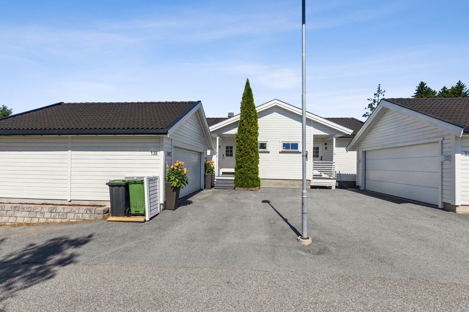 Velkommen hjem - praktisk inngangsparti med garasje like ved. Galleribilde