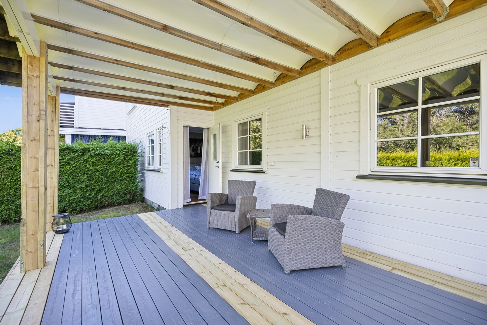 Skjermet terrasse med utgang fra hovedsoverommet, som forlenger utesesongen. Galleribilde