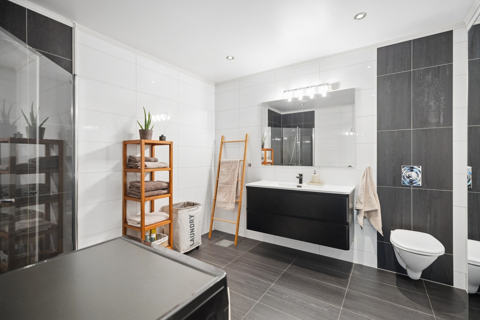 Badet har god plass, dusj og praktiske oppbevaringsløsninger. Galleribilde
