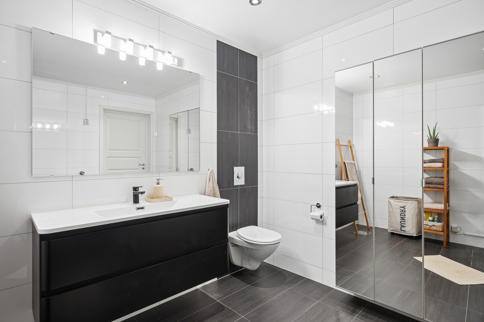 Stort og moderne bad med stilren innredning. Galleribilde