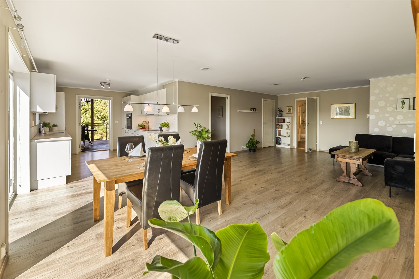 Stuen har gode romforhold med plass til både sofagruppe og en større spisegruppe, perfekt for hyggelige måltider og sosiale sammenkomster. Galleribilde