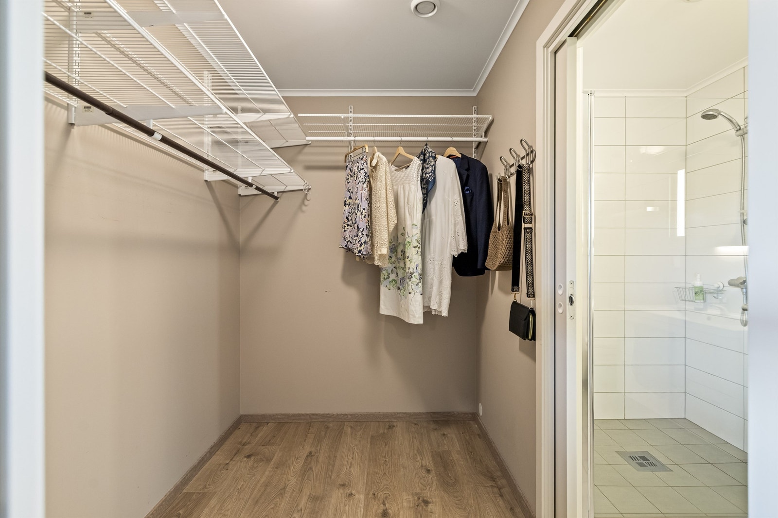 Walk-in-garderoben gir gode oppbevaringsmuligheter og bidrar til en ryddig og funksjonell hverdag. Galleribilde
