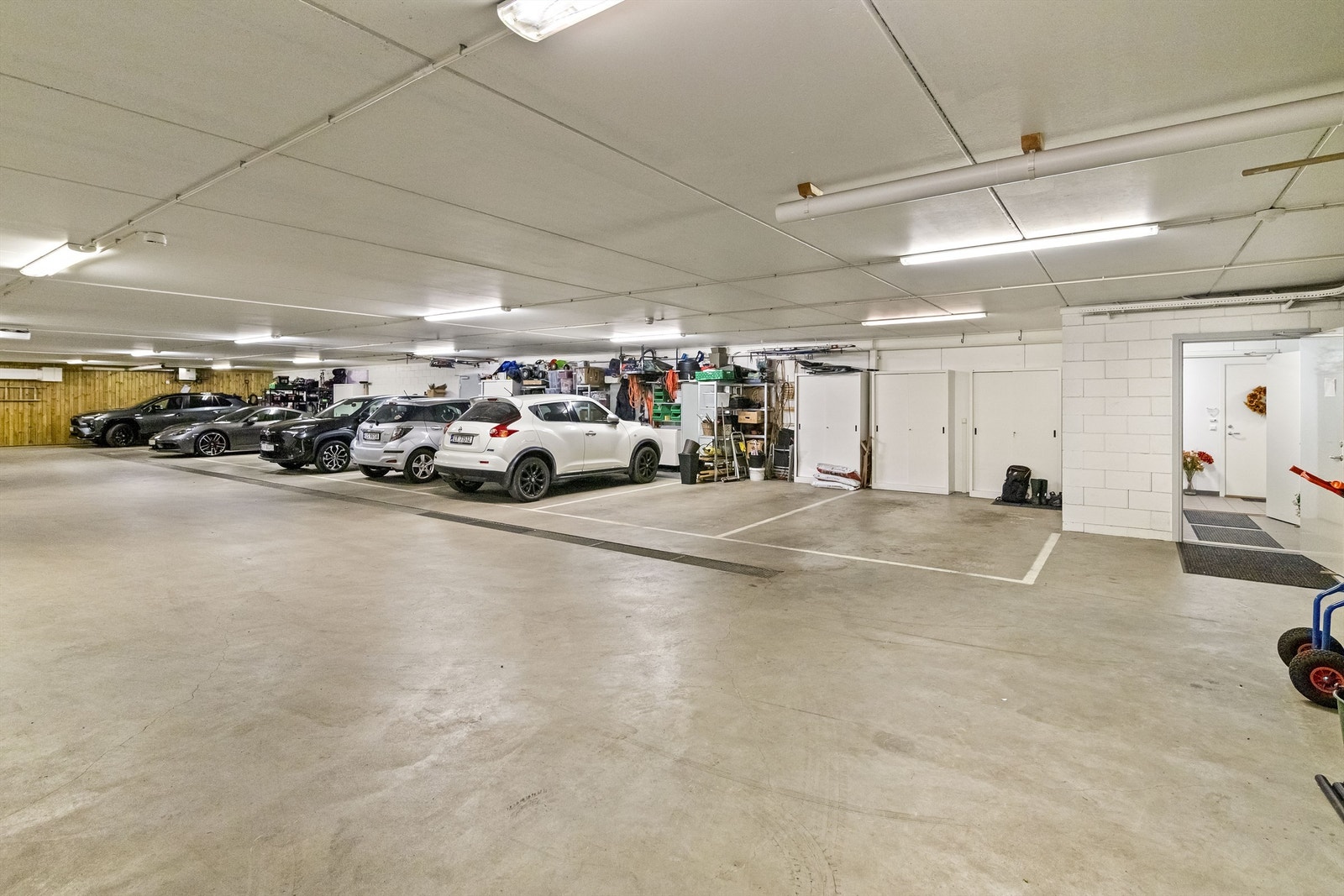 Til leiligheten medfølger egen garasjeplass i kjeller, som gir en praktisk og bekvem parkeringsløsning året rundt Galleribilde