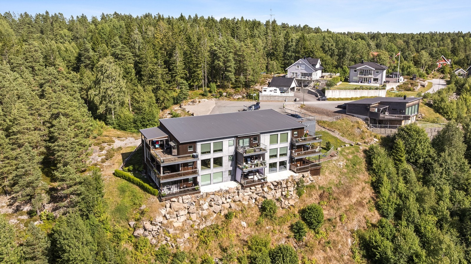 Leiligheten har en attraktiv beliggenhet på Smørfatet, innerst i en blindvei i et rolig og etablert boligområde i Kodal. Galleribilde