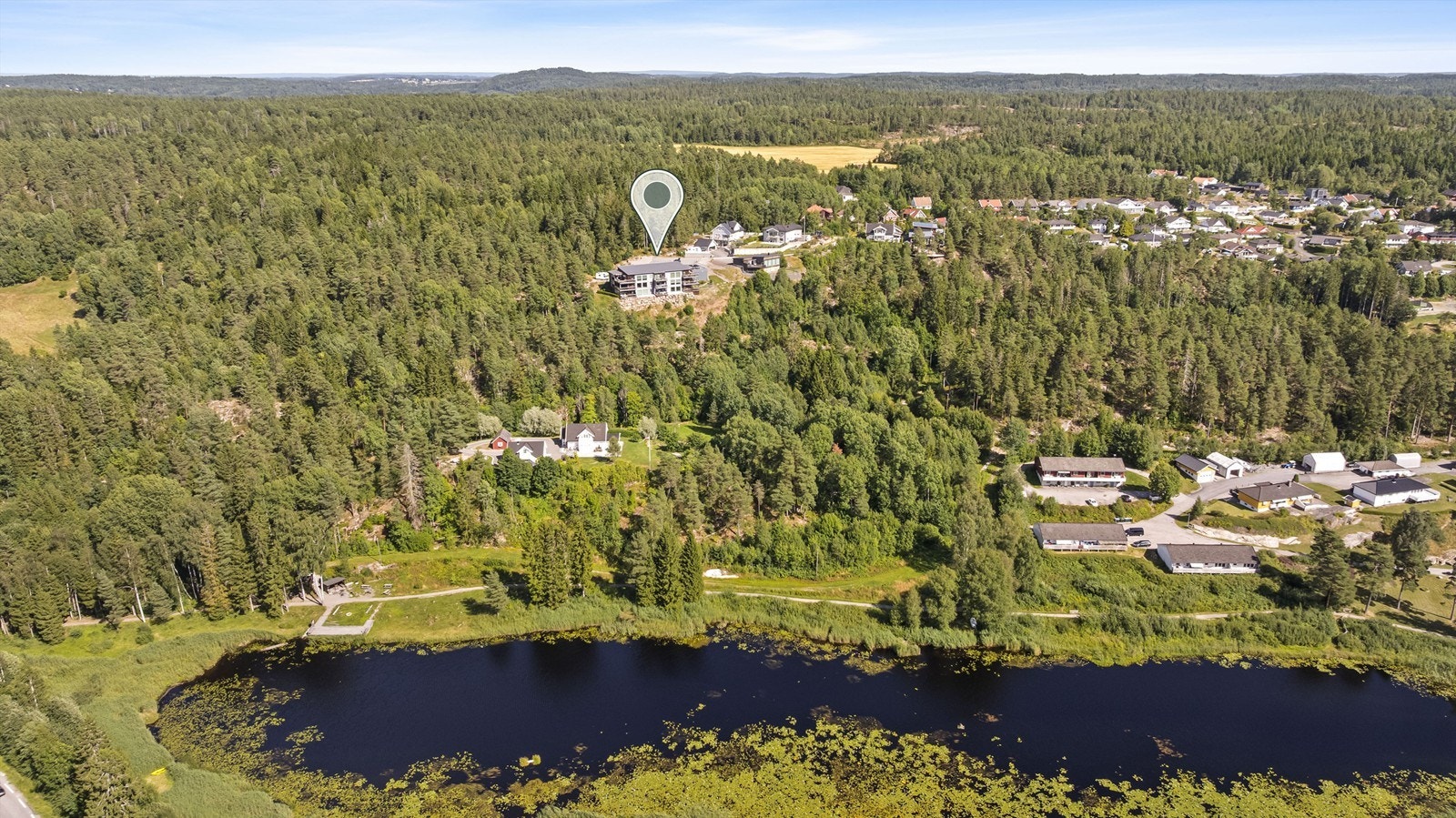 Området er preget av grønne omgivelser, etablert bebyggelse og et hyggelig bomiljø. Galleribilde