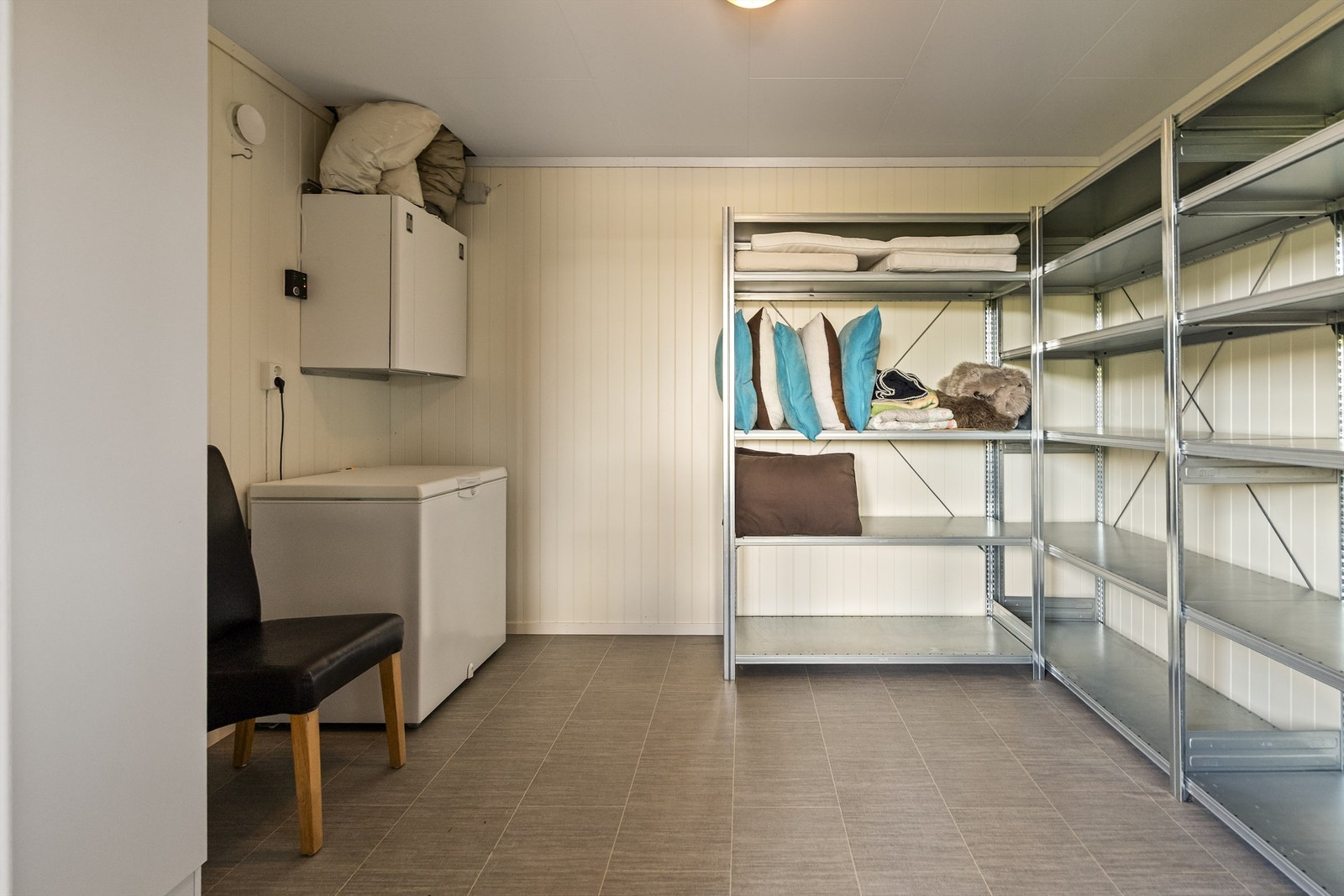 Boligen disponerer en bod på 11 m² med god plass til lagring og praktisk oppbevaring. Galleribilde