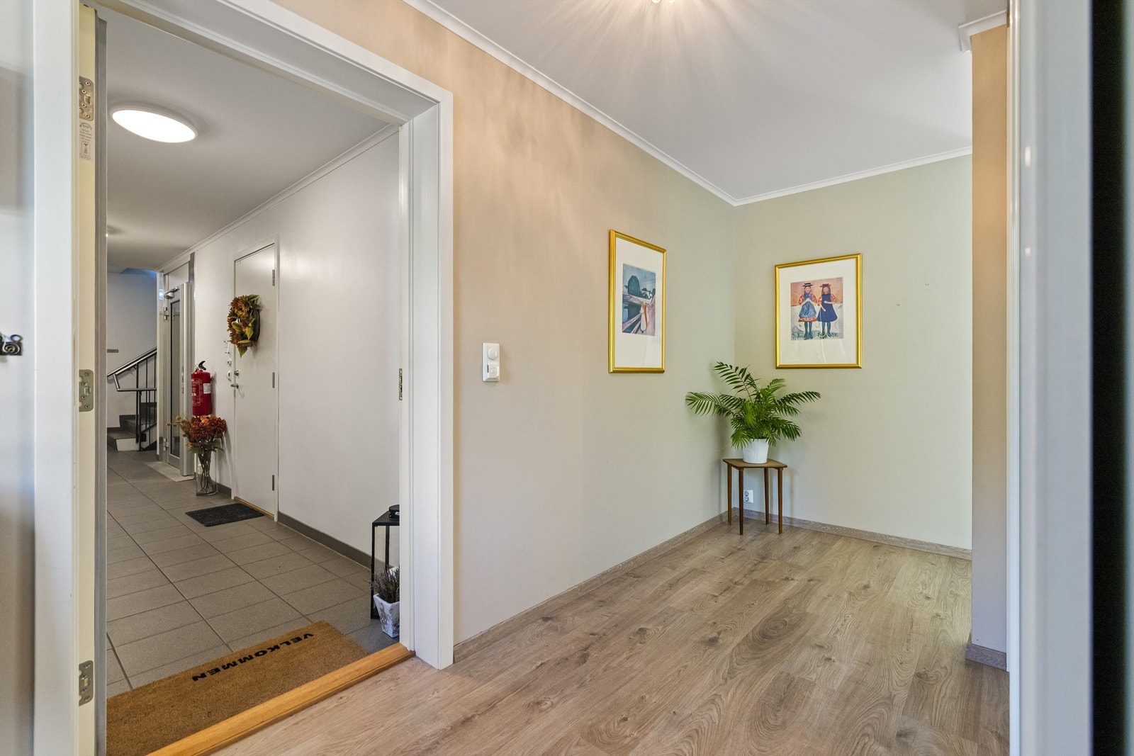 Entréen gir et hyggelig førsteinntrykk og har garderobeskap med gode muligheter for oppbevaring av yttertøy og sko. Galleribilde