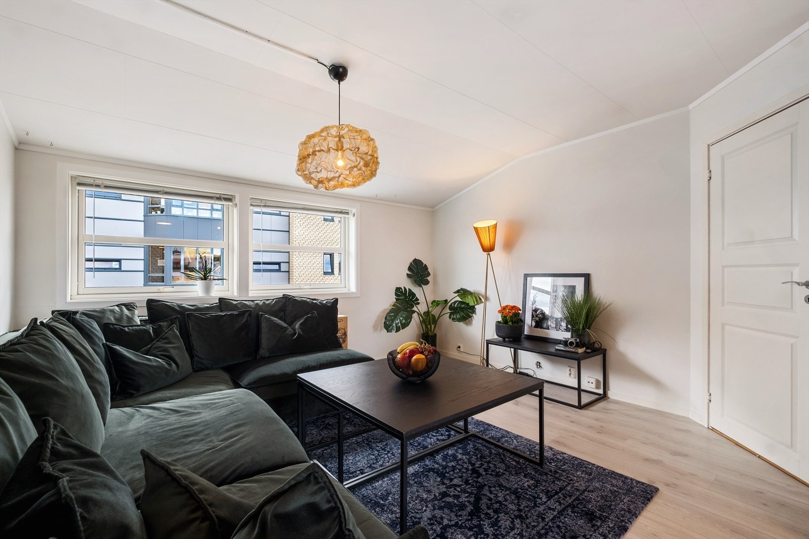 Her har man god plass til en stor sofagruppe og mediamøbel langs veggen. Galleribilde