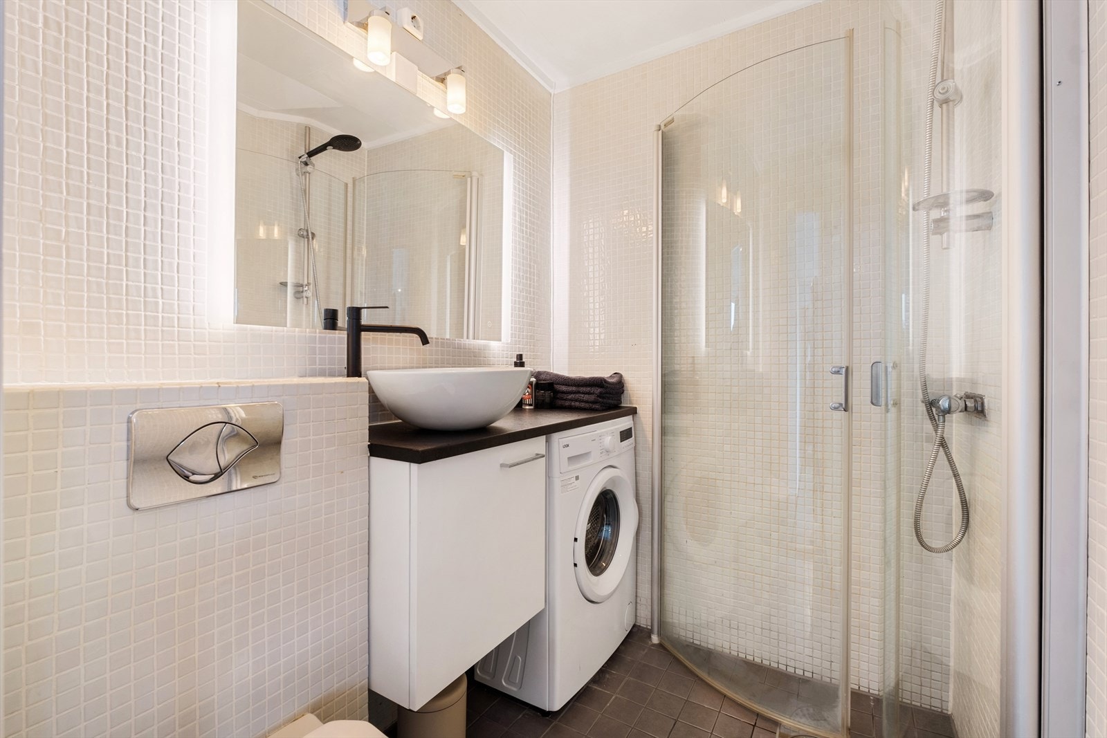 Badet har flislagte vegger og gulv, med elektriske varmekabler i gulvet. Galleribilde