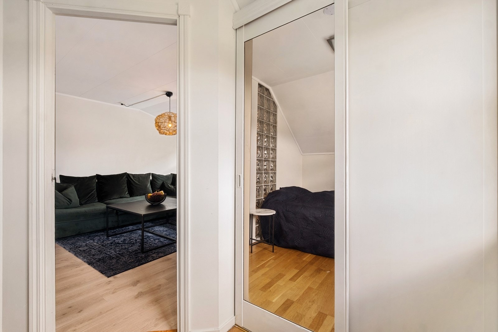 Det er etablert skyvedørsgarderobe på soverommet. Galleribilde