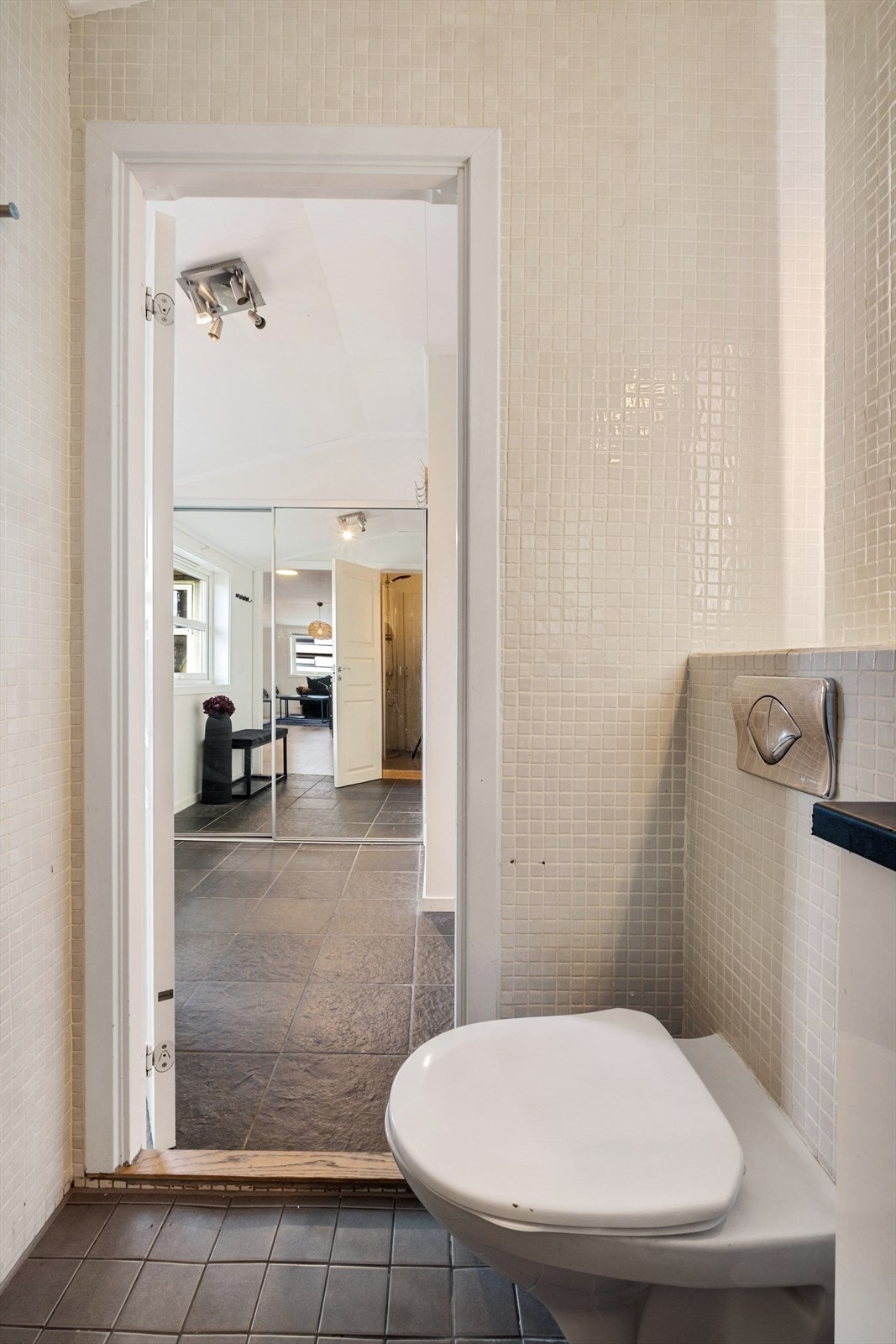 Det er opplegg for vaskemaskin på badet. Rommet har naturlig ventilering. Galleribilde