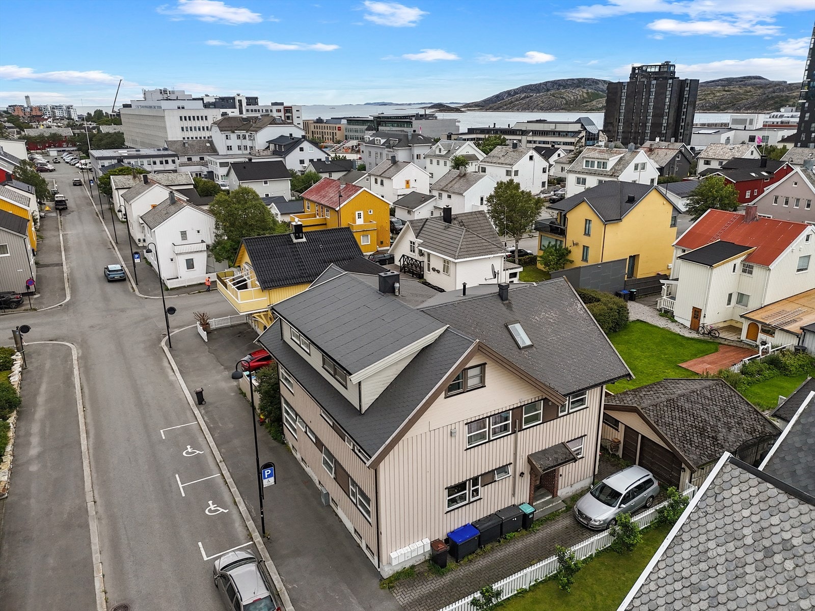 Fra eiendommen er det kort vei til Bodø stasjon og Bodø lufthavn. Galleribilde