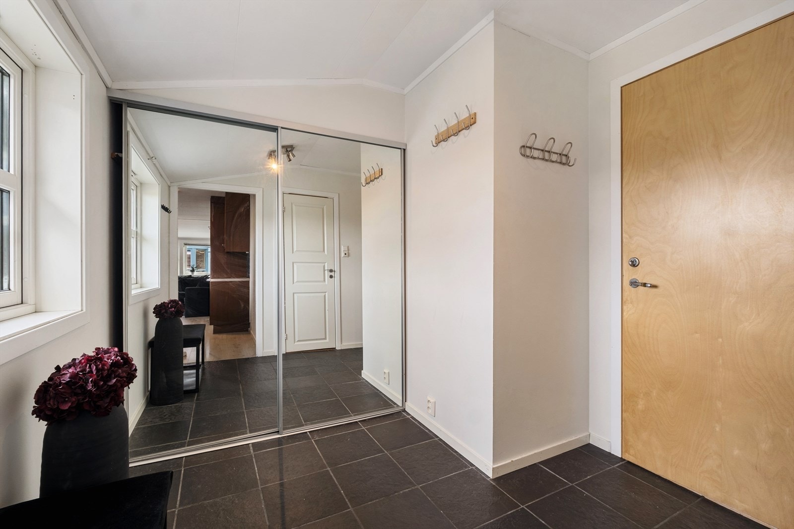 Entré med flislagt gulv og god oppbevaringsplass i skyvedørsgarderobe. Galleribilde