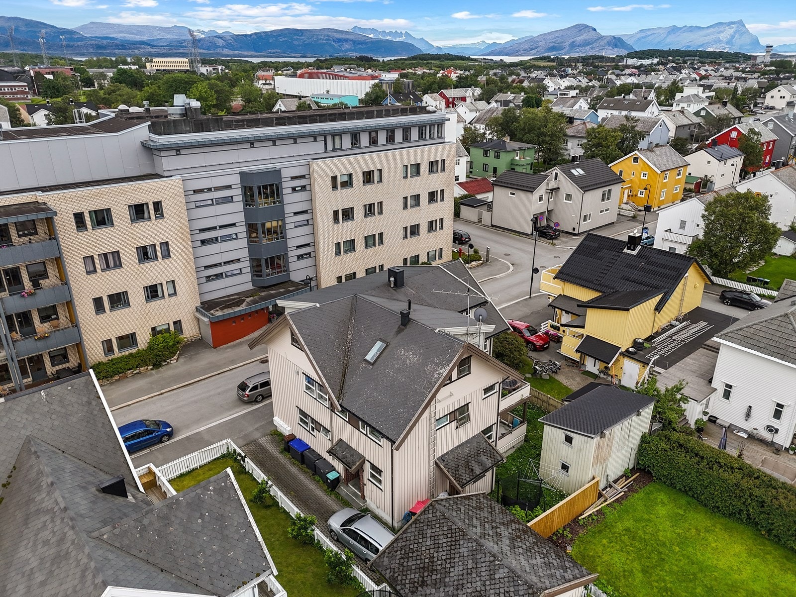 Bygningen har taktekking av pappshingel, som ble omtekket i 2017. Galleribilde