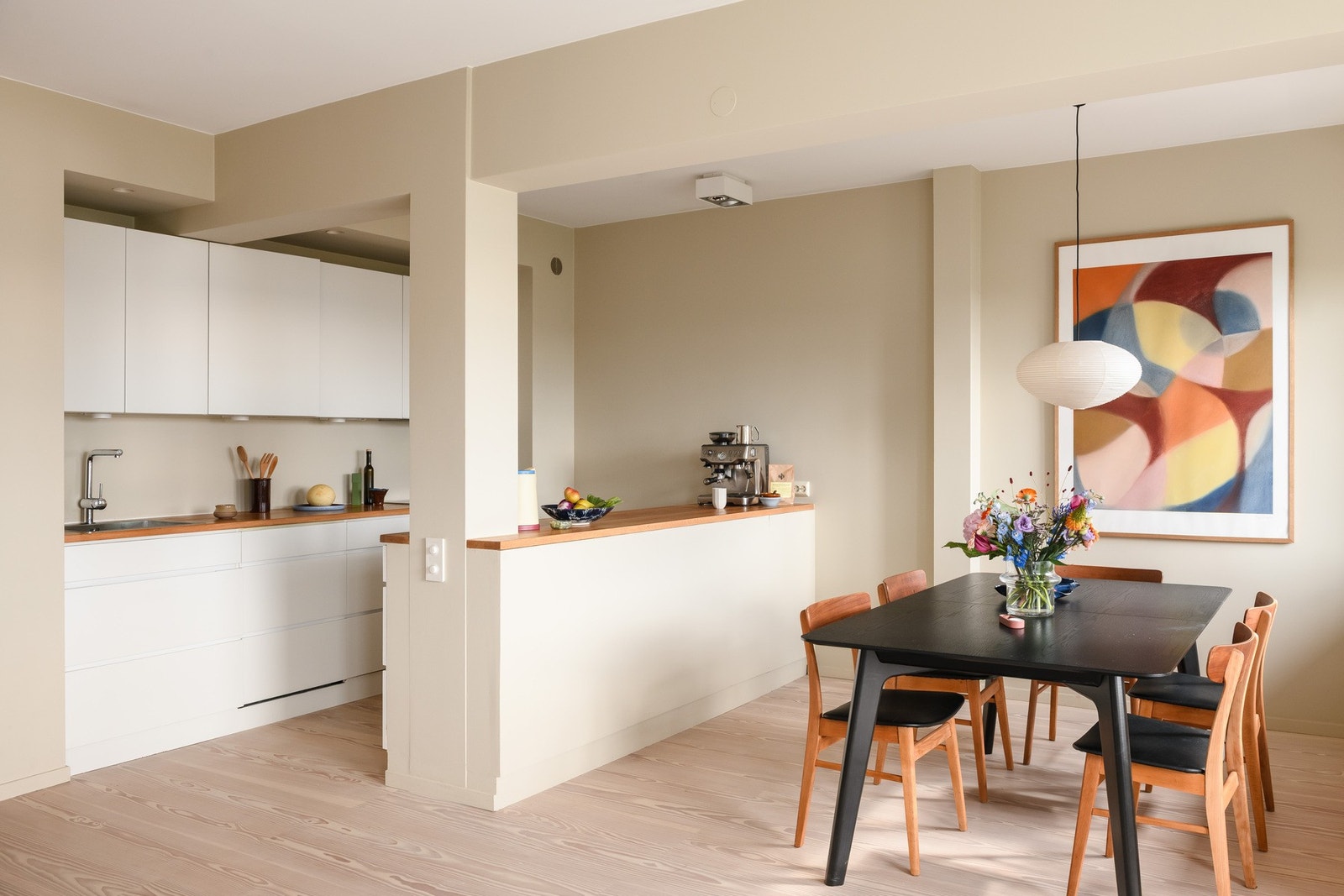 Kjøkkeninnredning fra Kvik med fronter i kryssfiner og benkeplate i heltre. Galleribilde