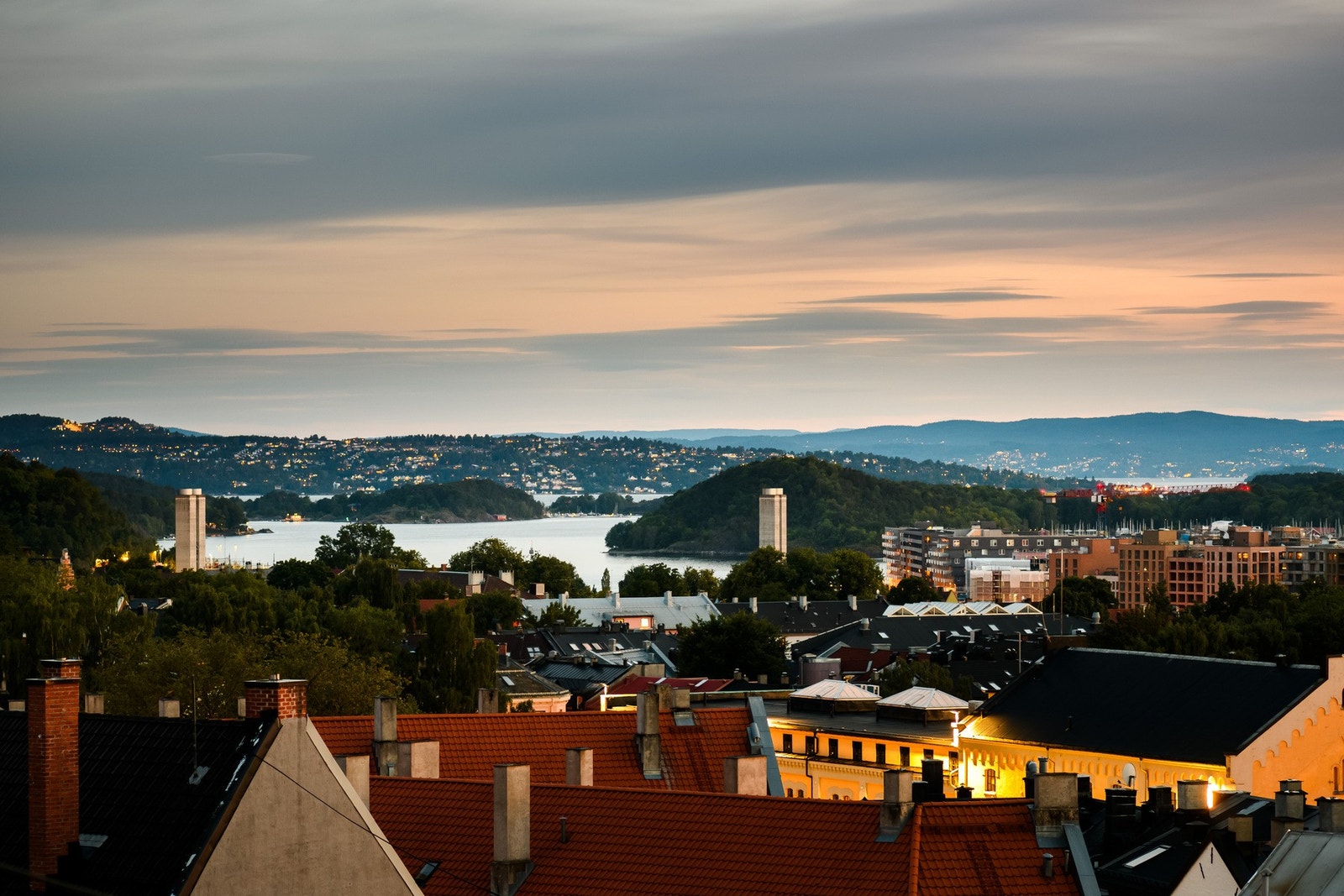 Vidstrakt utsikt med Oslofjorden i syd. Galleribilde
